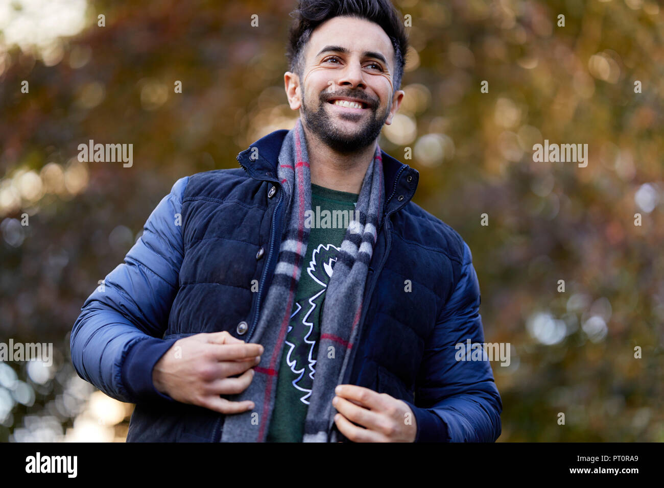 Uomo che cammina all'aperto Foto Stock