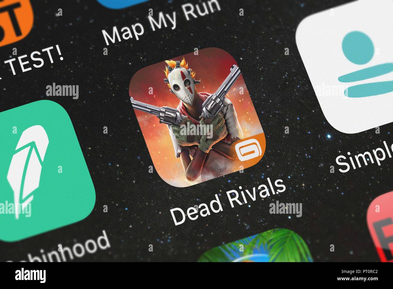 London, Regno Unito - 05 Ottobre 2018: Close-up di morti rivali - Zombie MMO icona da Gameloft su un iPhone. Foto Stock