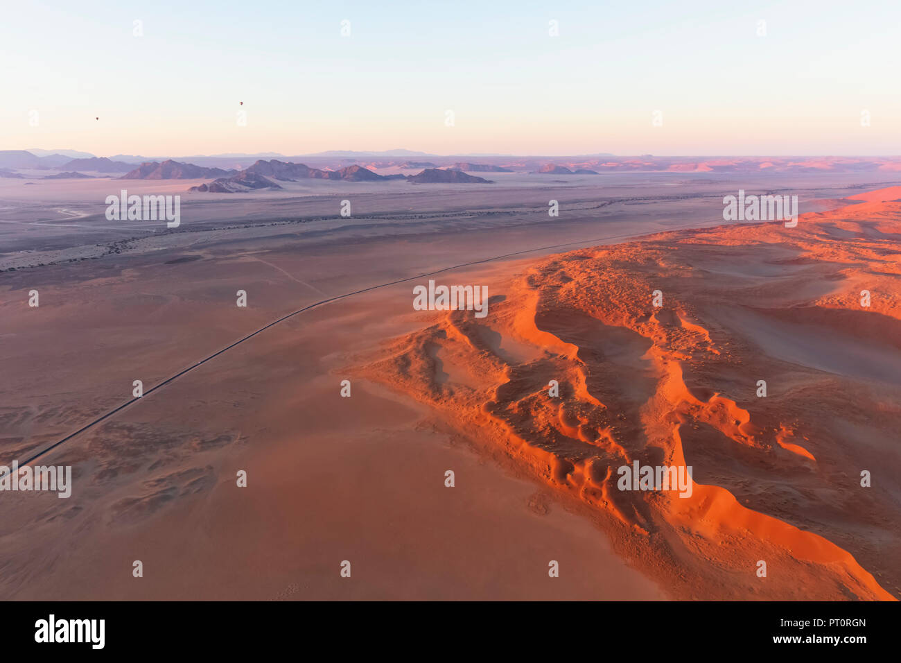 Africa, Namibia, Namib Desert, Namib-Naukluft National Park, vista aerea delle dune del deserto, aria palloncini Foto Stock