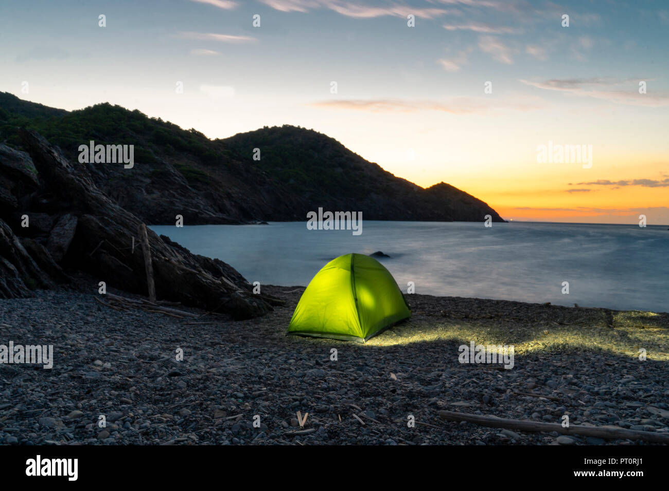 In Spagna, in Catalogna, Costa Brava, verde tenda alla spiaggia sassosa di  sera Foto stock - Alamy