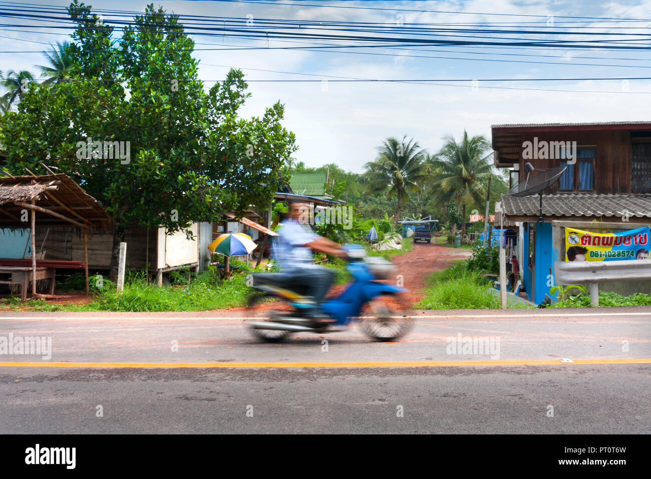 Uomo su scooter, appena al di fuori di Bangkok, Thailandia Foto Stock