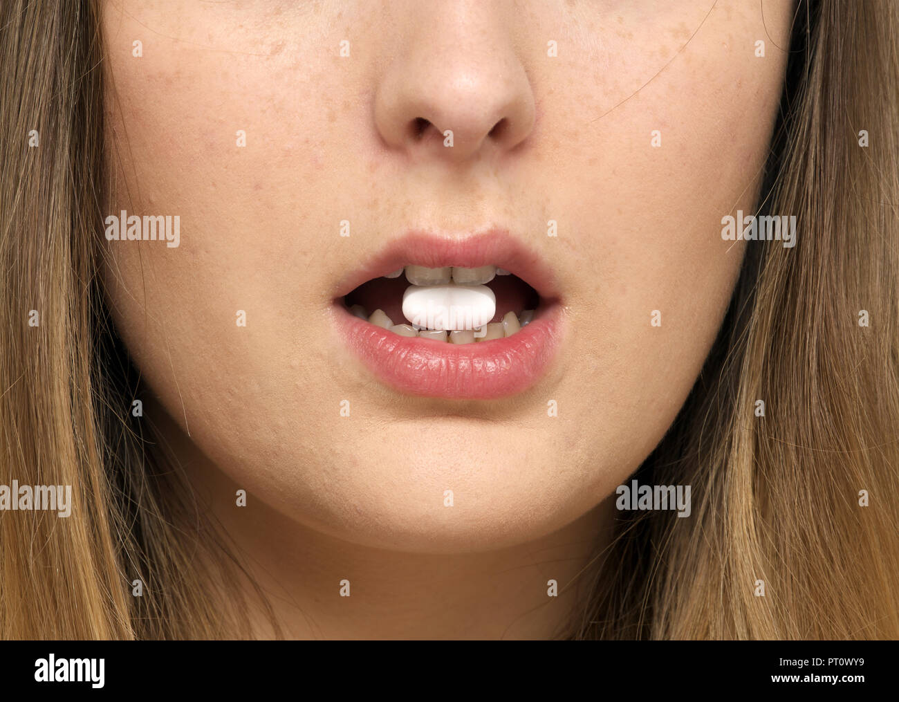 Compressa tra i denti. Foto Stock