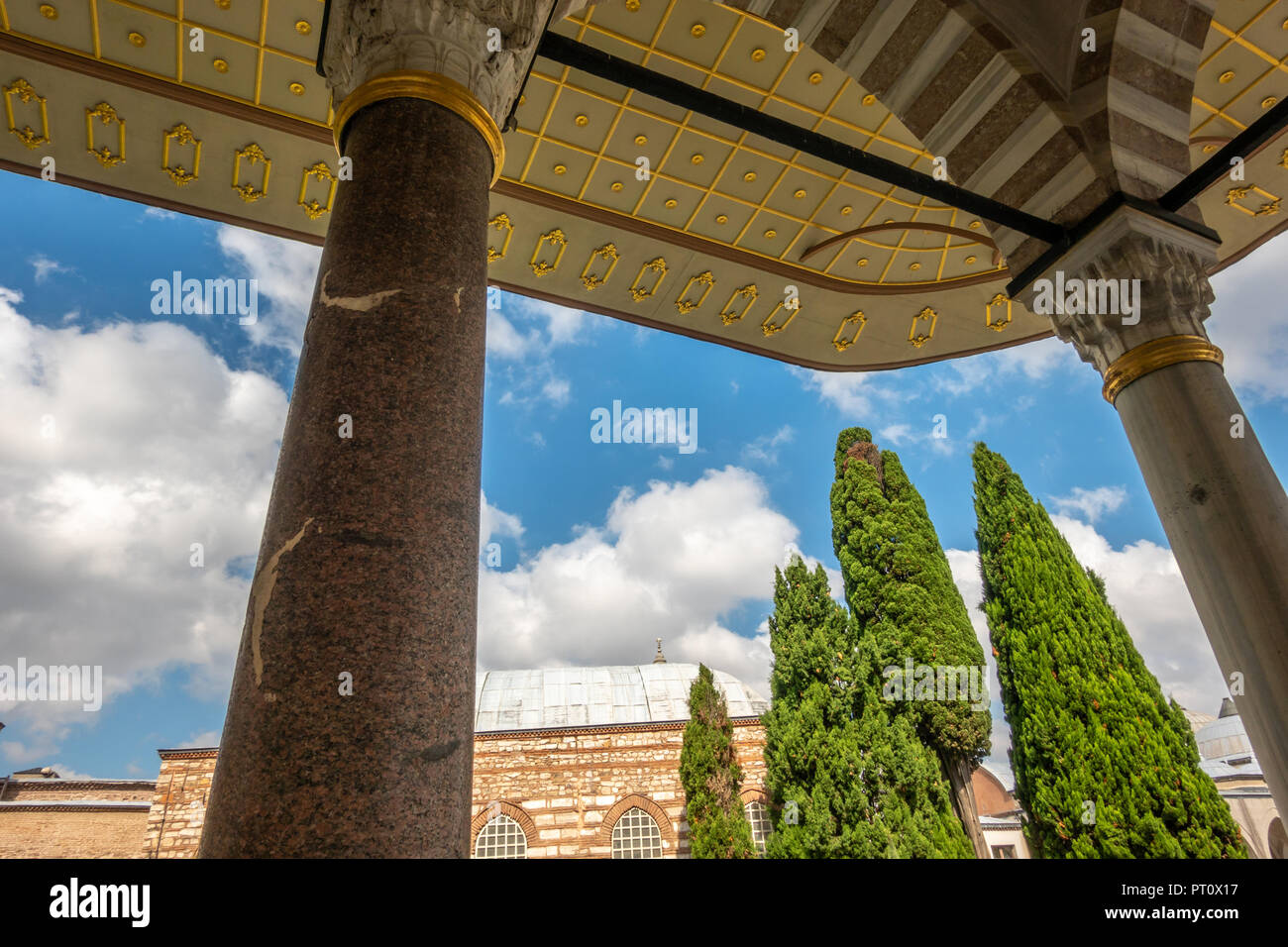 Istanbul, Turchia, Settembre 2018: la tettoia di un edificio nel secondo cortile del Palazzo Topkapi. Foto Stock