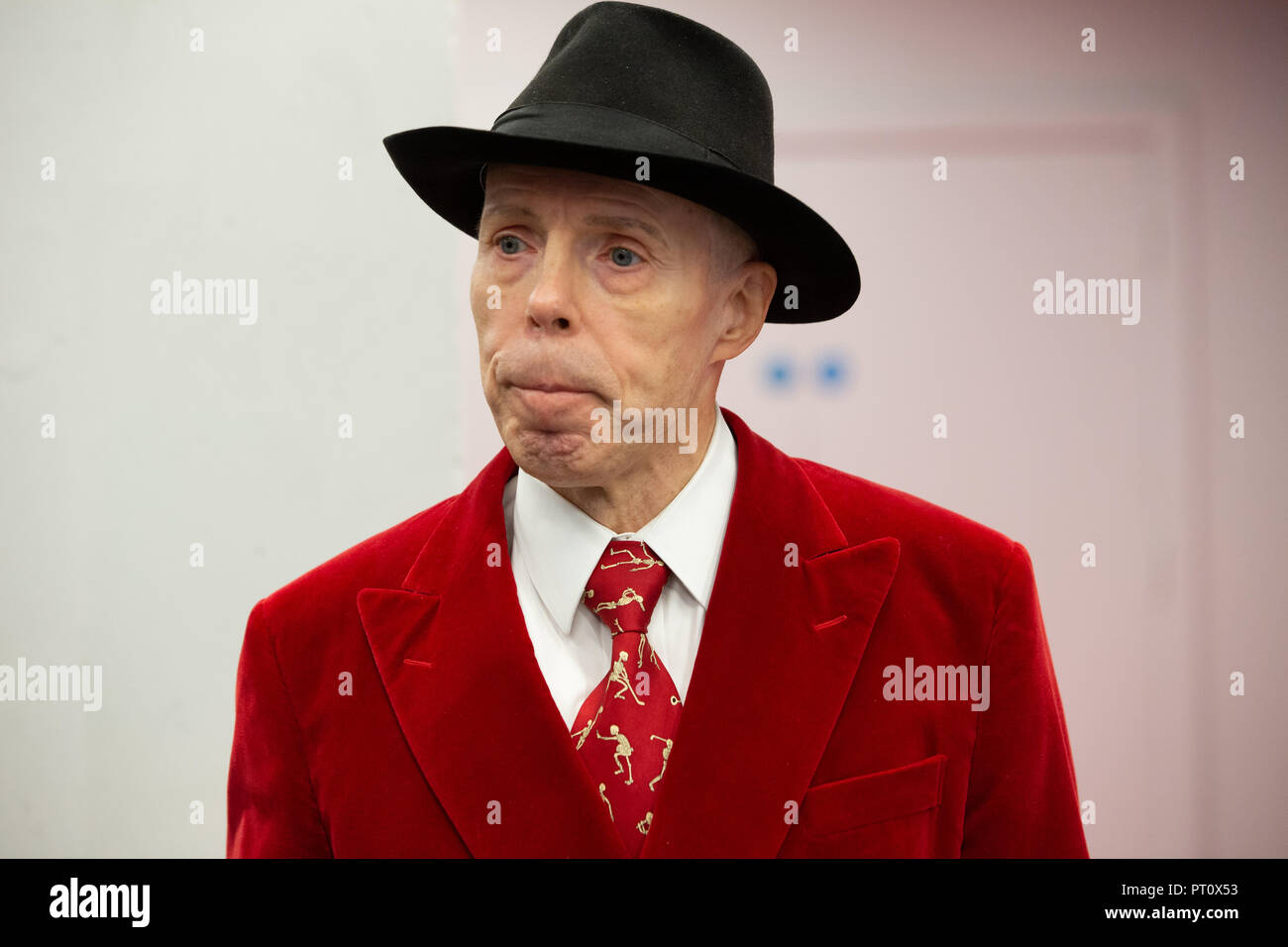 Il dr. Gunther Von Hagens presso l'anteprima del suo Corpo "mondi" mostra che ha aperto presso il London Pavilion. Egli è affetto dalla malattia di Parkinsons. Foto Stock