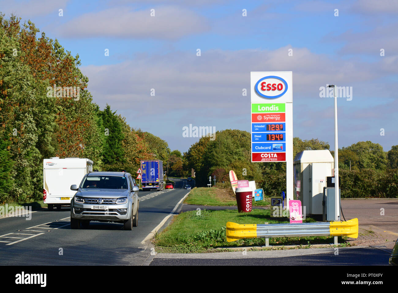 Auto conducente passando la stazione di benzina driffield Yorkshire Regno Unito Foto Stock