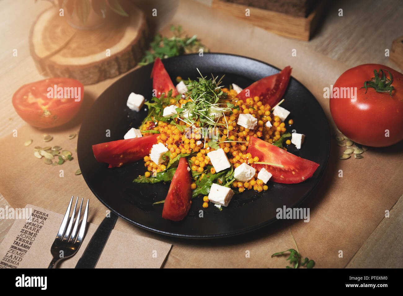 Couscous gigante tomatoe e fetahi insalata di formaggio Foto Stock