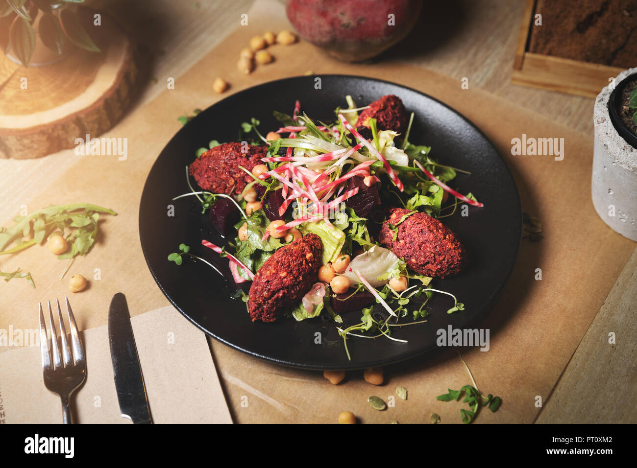 Barbabietole da insalata falafel Foto Stock