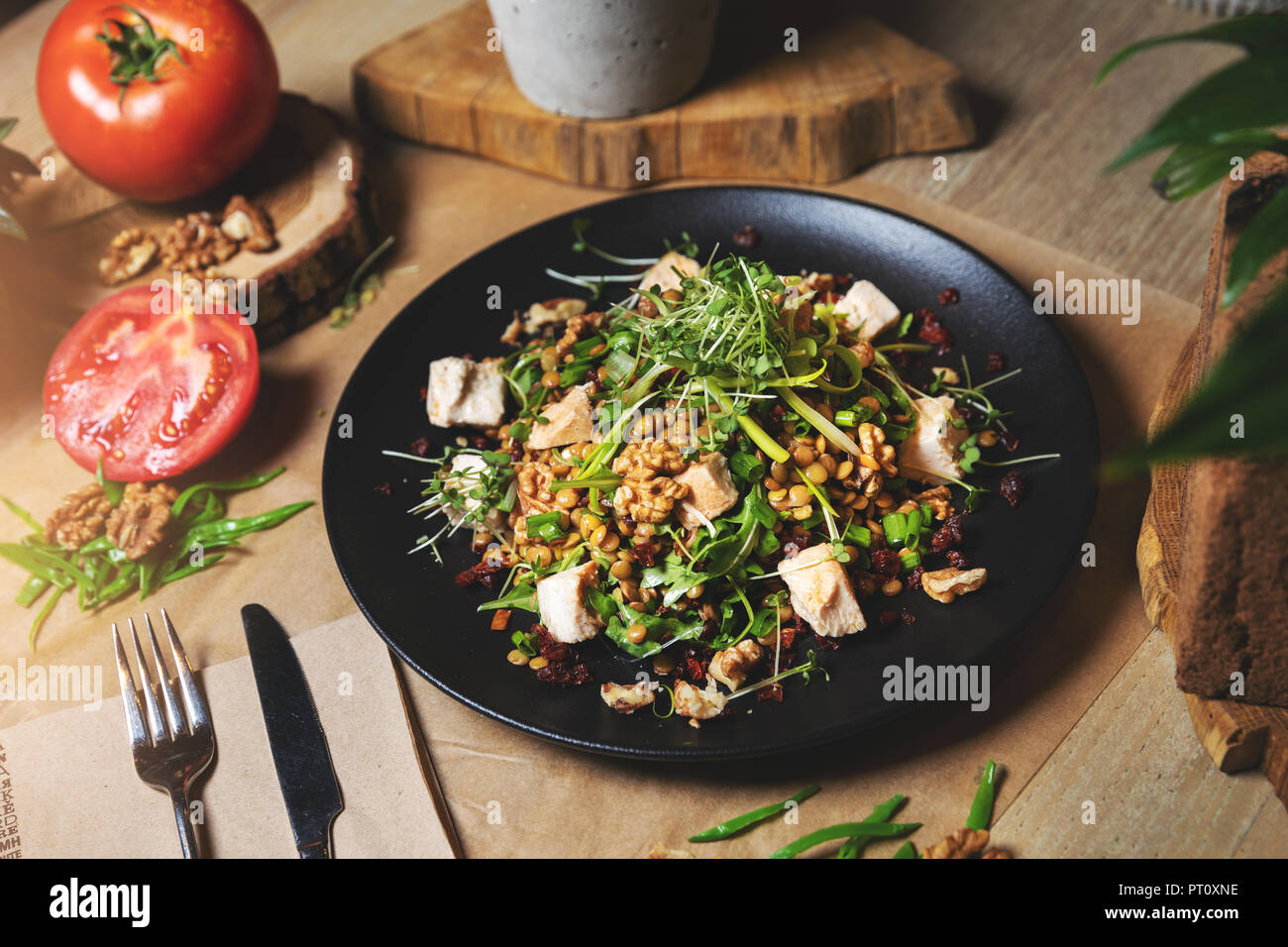 Pollo e insalata di lenticchie con le noci Foto Stock