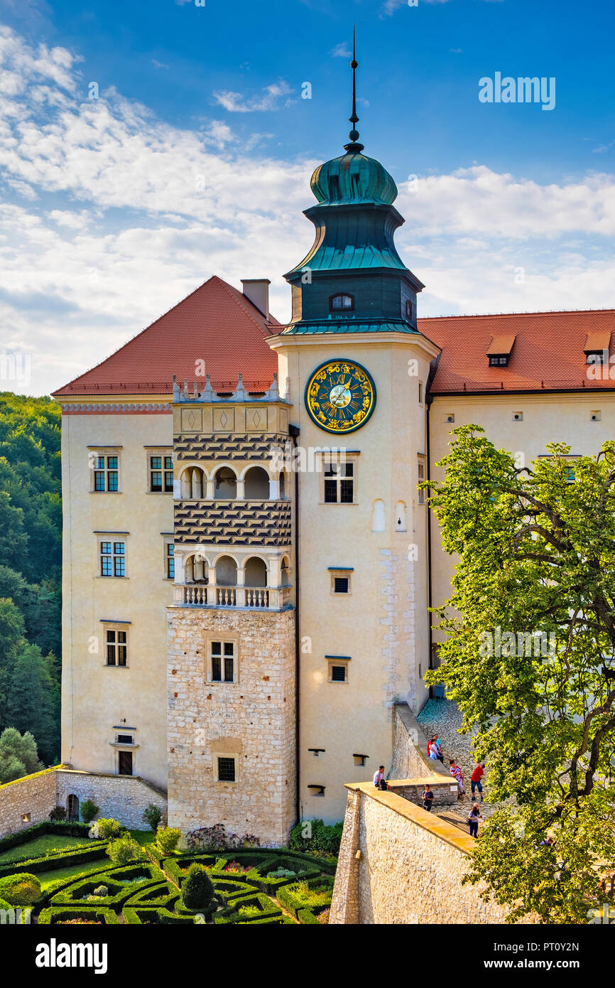 Pieskowa Skala, Piccola Polonia / Polonia - 2018/09/09: storico castello Pieskowa Skala dal fiume Pradnik nella Ojcowski National Park Foto Stock