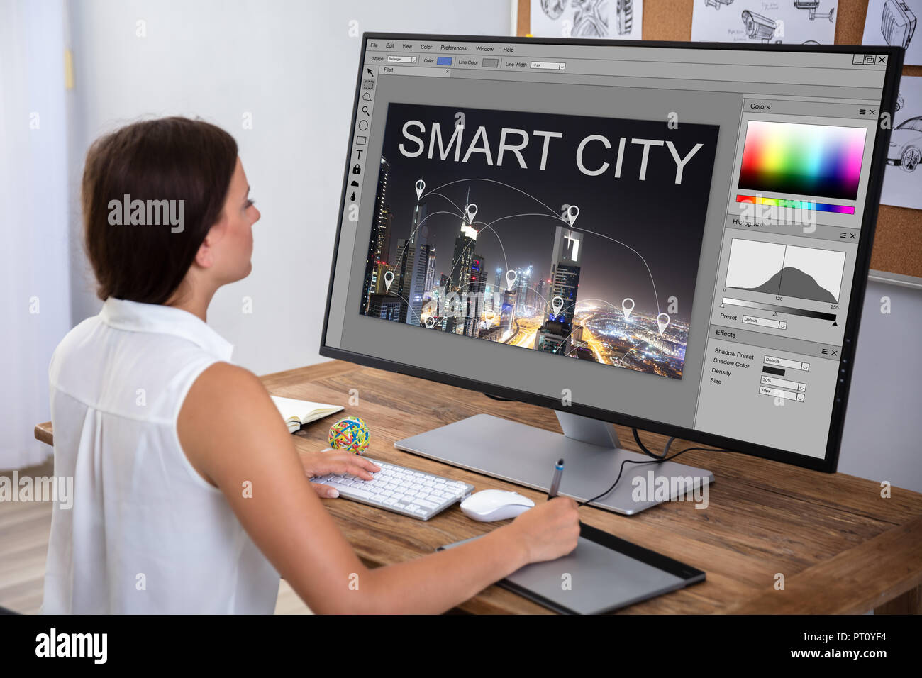 Designer femmina Modifica immagine in computer con tavoletta grafica Foto Stock