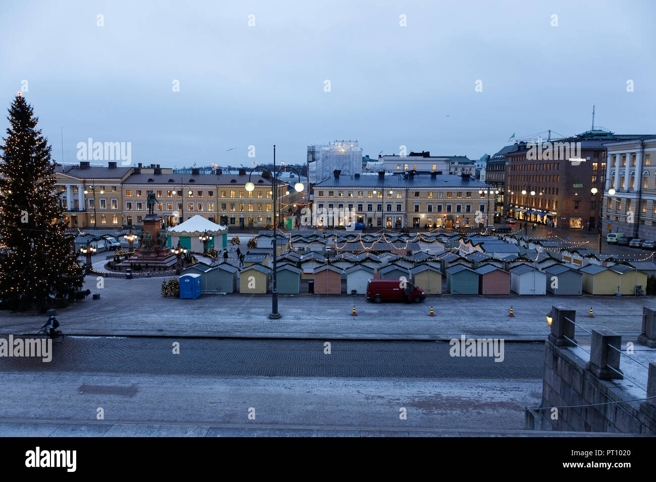 HELSINKI, Finlandia-dicembre 15, 2016: inverno mattina vista di Piazza del Senato con albero di Natale e il mercato di vacanza a Helsinki. Foto Stock