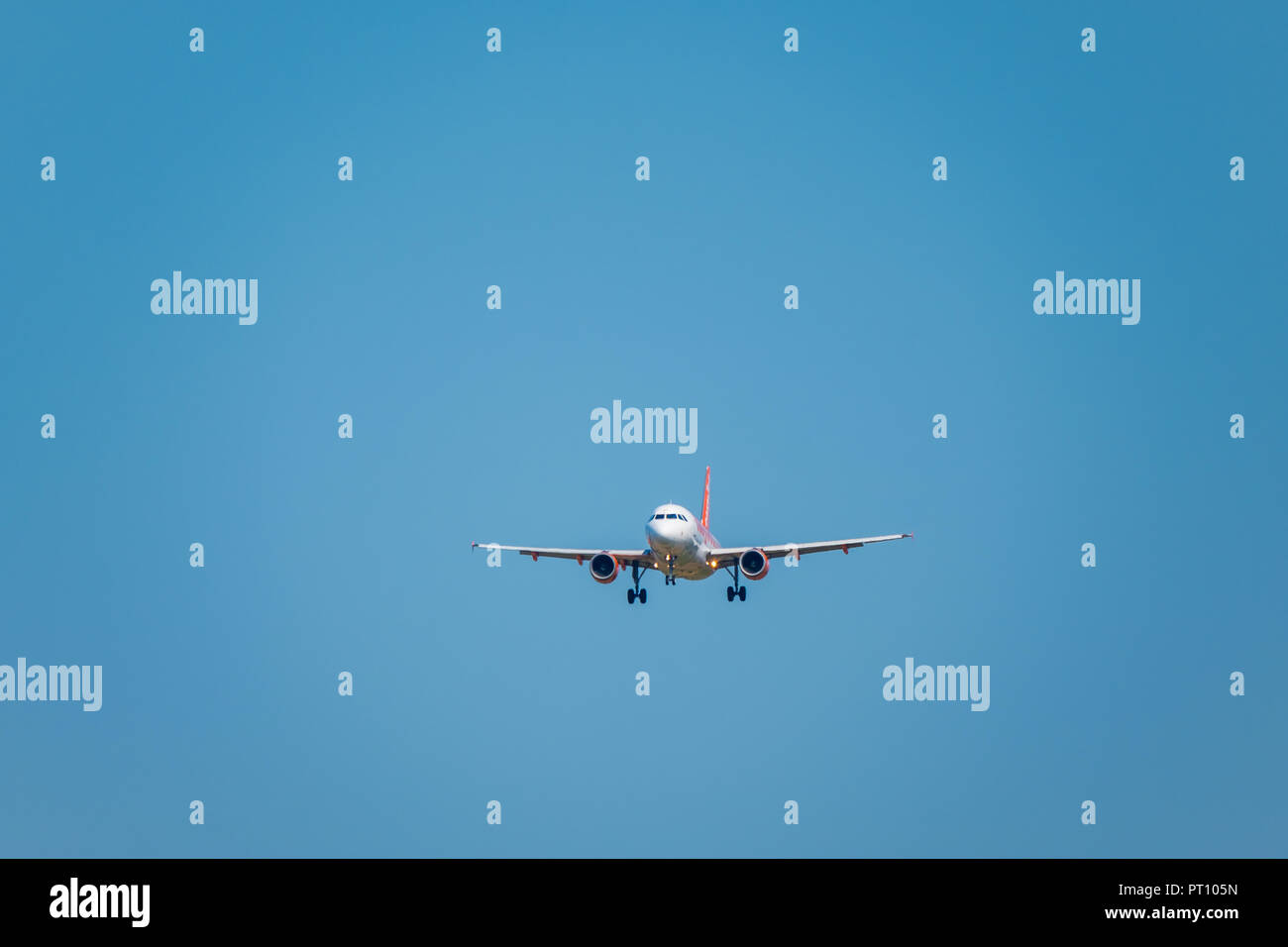 Zurigo, Svizzera - Luglio 19, 2018: Easyjet lowcost airlines aereo preparando per lo sbarco a tempo di giorno in aeroporto internazionale Foto Stock