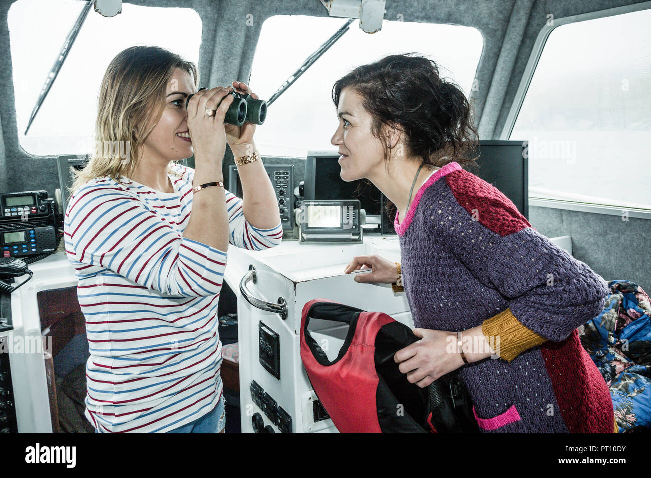 I turisti in barca cruiser off Valentia Island, nella contea di Kerry, Irlanda Foto Stock