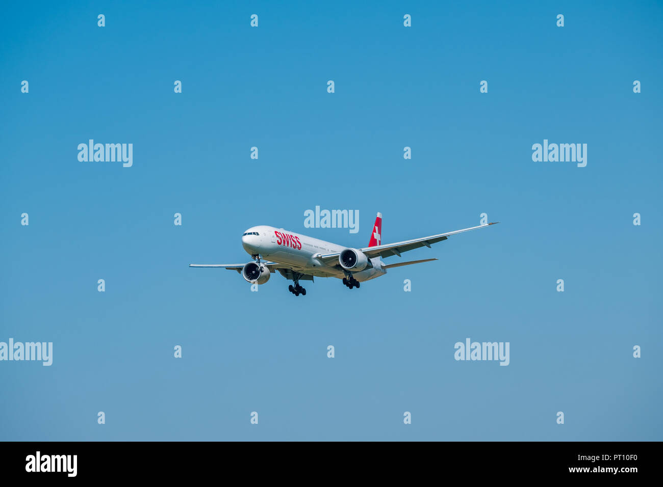 Zurigo, Svizzera - Luglio 19, 2018: Swiss Airlines aereo preparando per lo sbarco a tempo di giorno in aeroporto internazionale Foto Stock