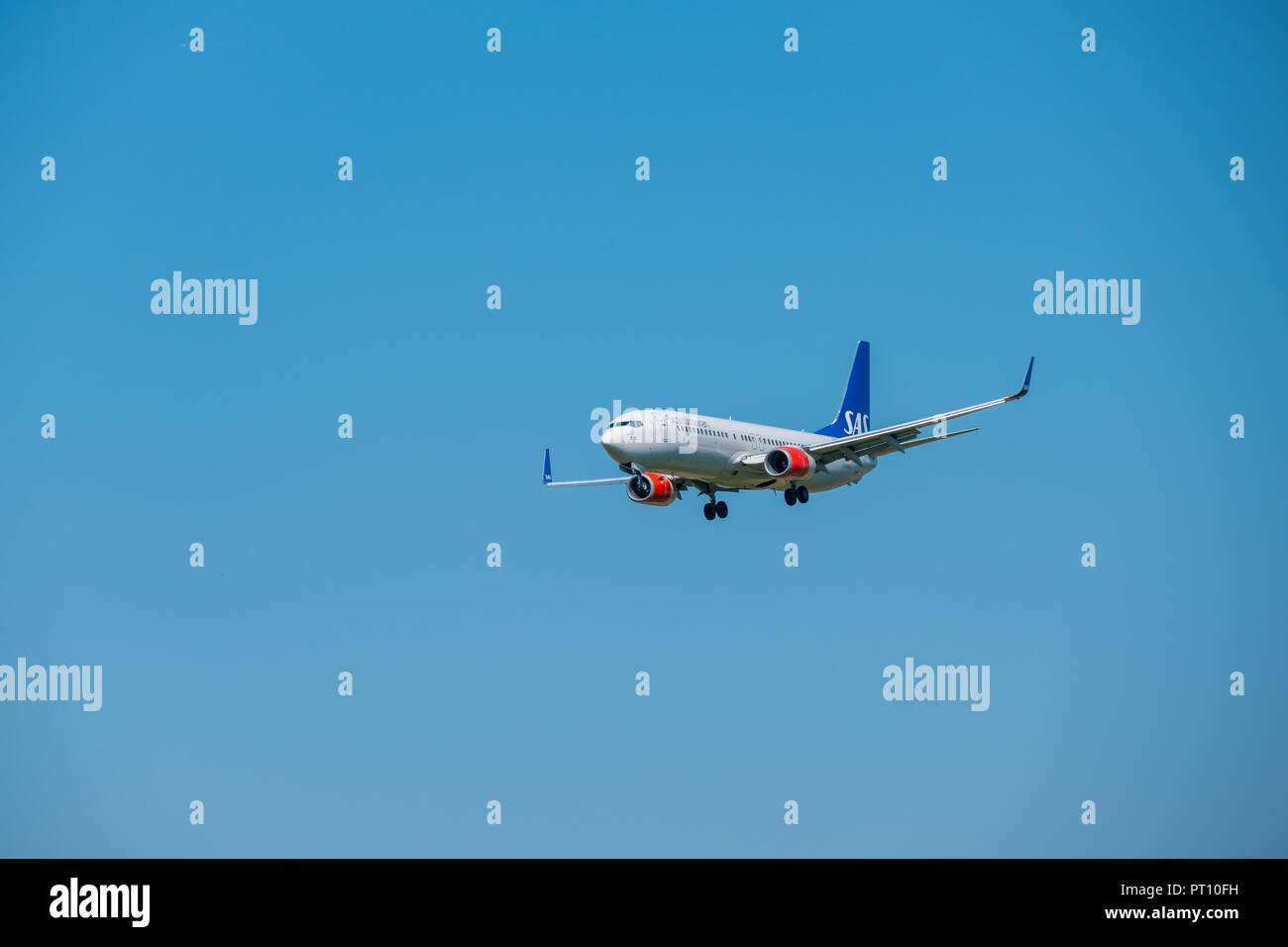 Zurigo, Svizzera - Luglio 19, 2018: SAS Scandinavian Airlines aereo preparando per lo sbarco a tempo di giorno a Zurigo aeroporto nternational Foto Stock