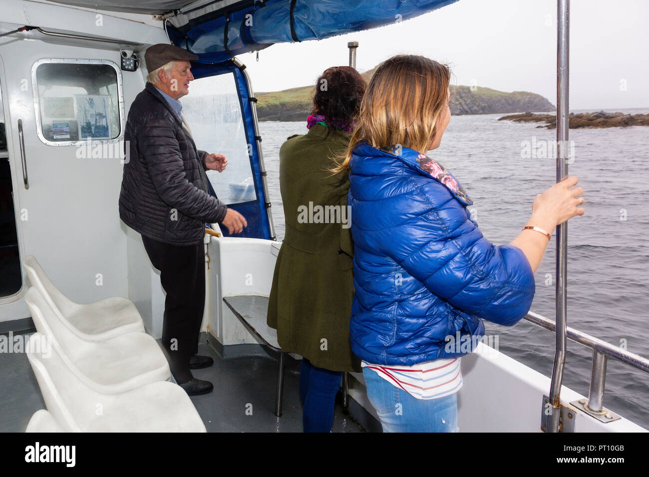 I turisti in barca cruiser off Valentia Island, nella contea di Kerry, Irlanda Foto Stock