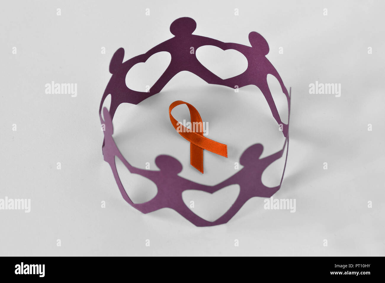 La gente di carta in un cerchio intorno al nastro arancione su sfondo bianco - Concetto di consapevolezza di leucemia, cancro del rene associazione, sclerosi multipla e un Foto Stock