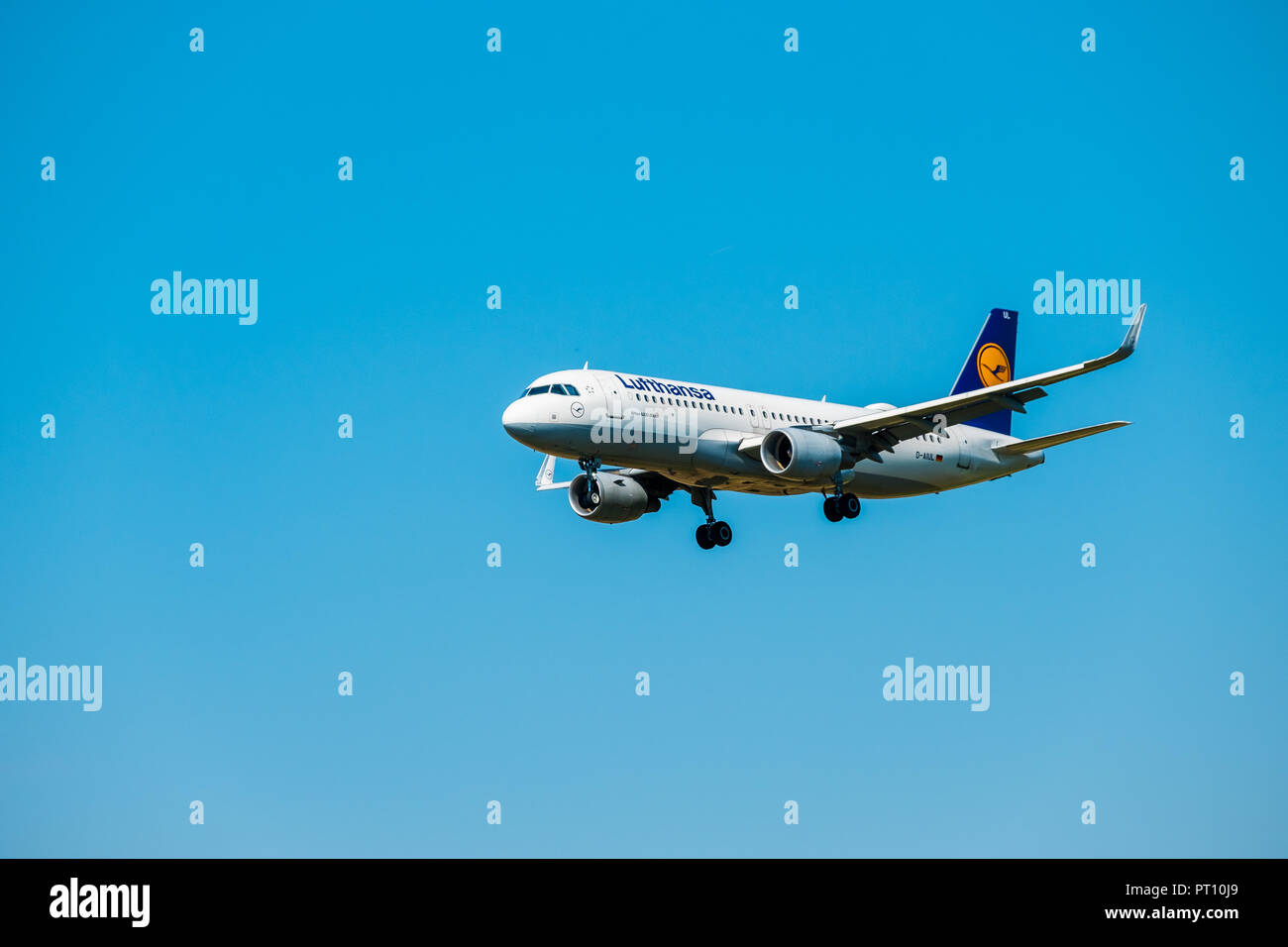 Zurigo, Svizzera - Luglio 19, 2018: SAS Scandinavian Airlines aereo preparando per lo sbarco a tempo di giorno a Zurigo aeroporto nternational Foto Stock