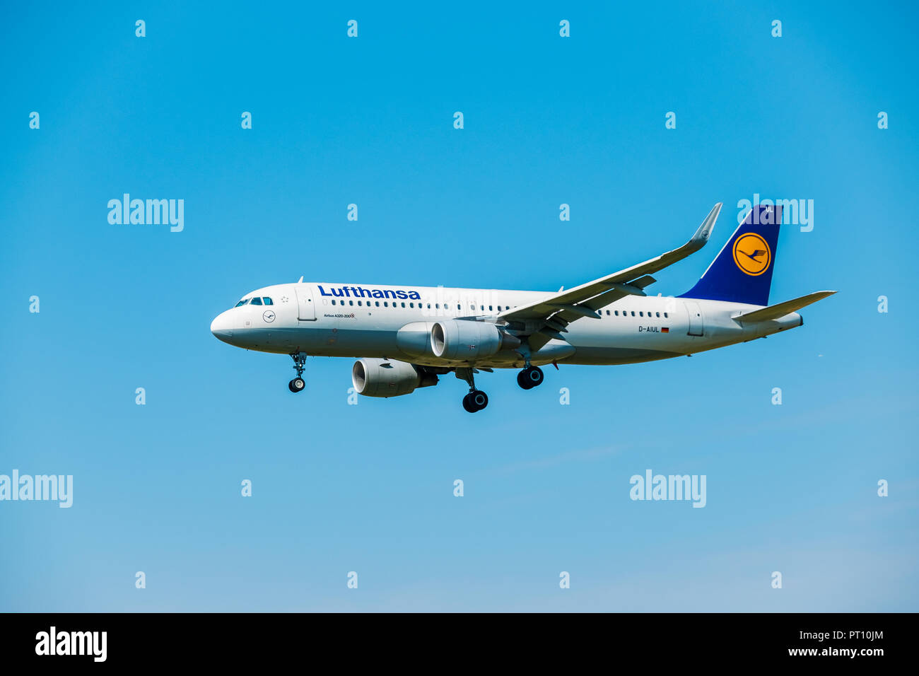 Zurigo, Svizzera - Luglio 19, 2018: SAS Scandinavian Airlines aereo preparando per lo sbarco a tempo di giorno a Zurigo aeroporto nternational Foto Stock