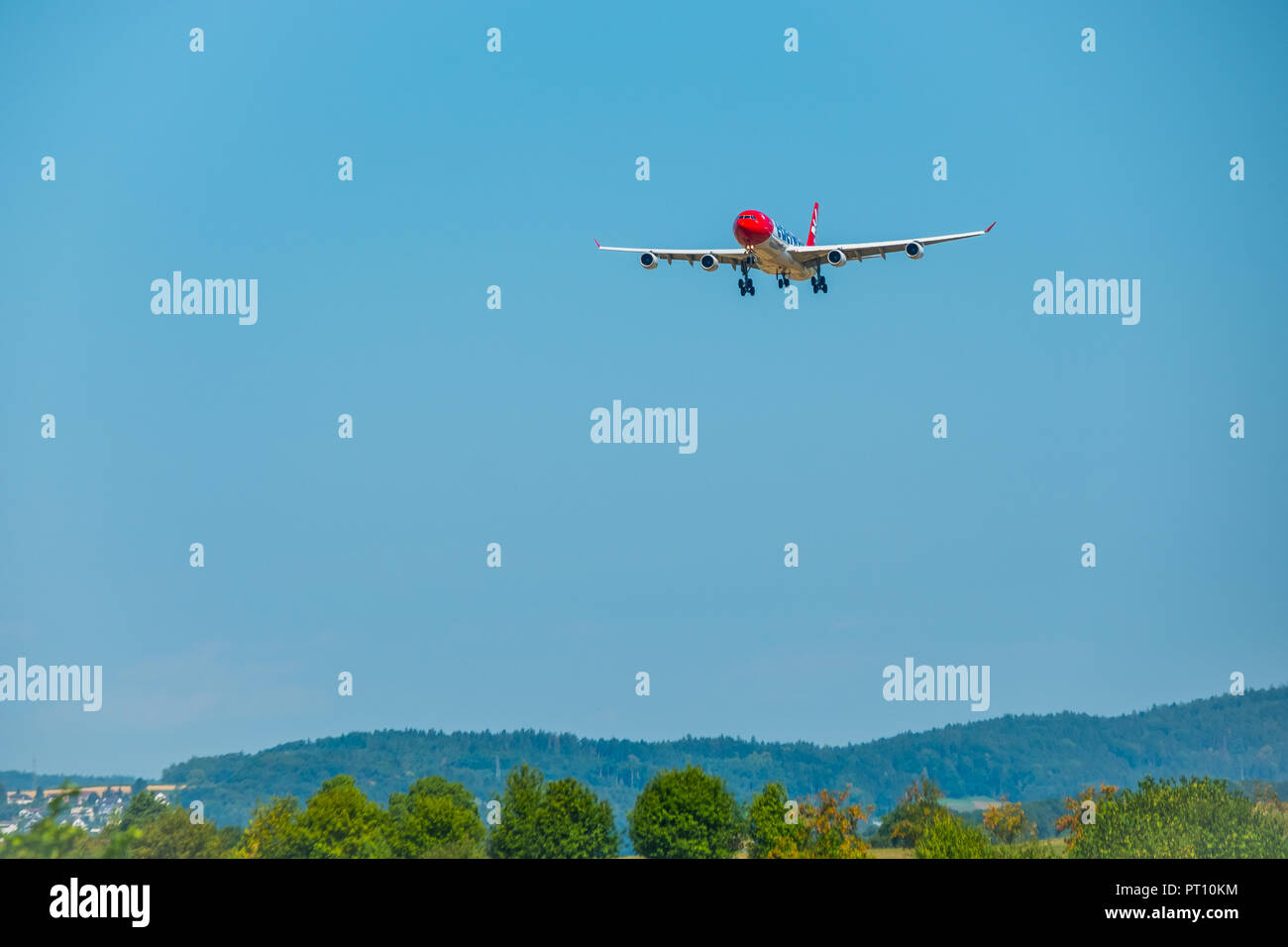 Zurigo, Svizzera - Luglio 19, 2018: Edelweiss airlines aereo preparando per lo sbarco a tempo di giorno in aeroporto internazionale Foto Stock