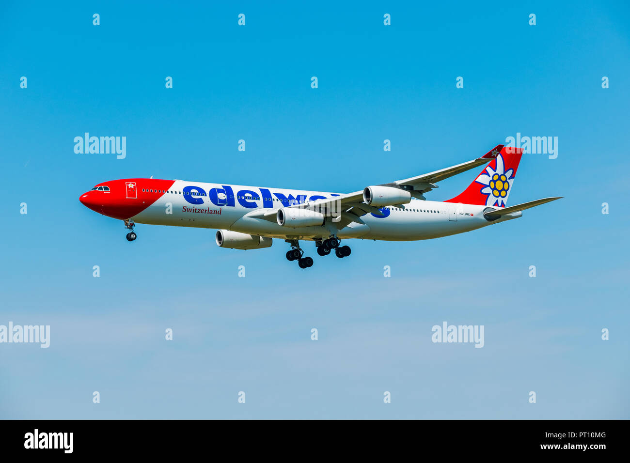 Zurigo, Svizzera - Luglio 19, 2018: Edelweiss airlines aereo preparando per lo sbarco a tempo di giorno in aeroporto internazionale Foto Stock