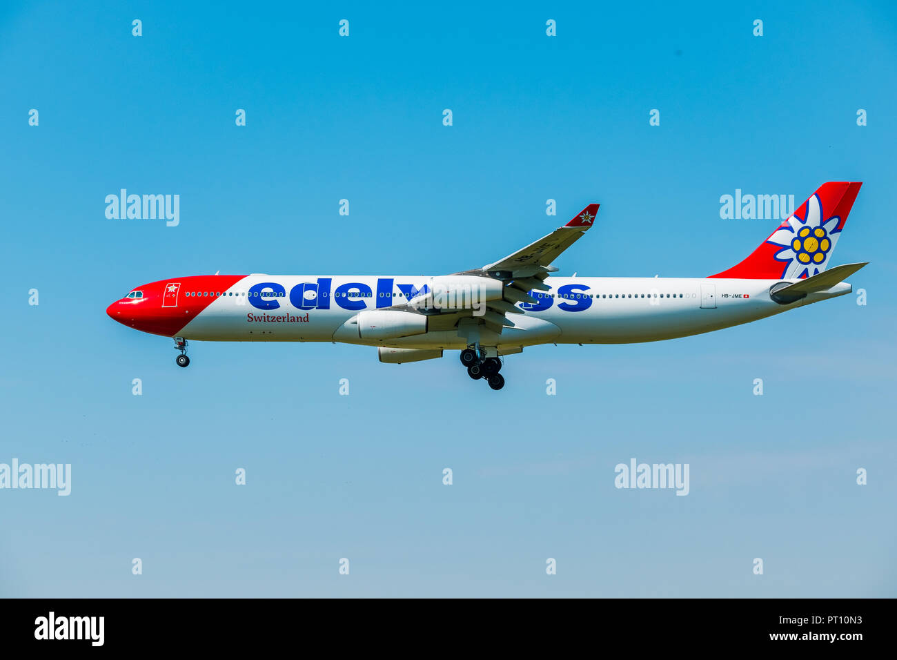 Zurigo, Svizzera - Luglio 19, 2018: Edelweiss airlines aereo preparando per lo sbarco a tempo di giorno in aeroporto internazionale Foto Stock
