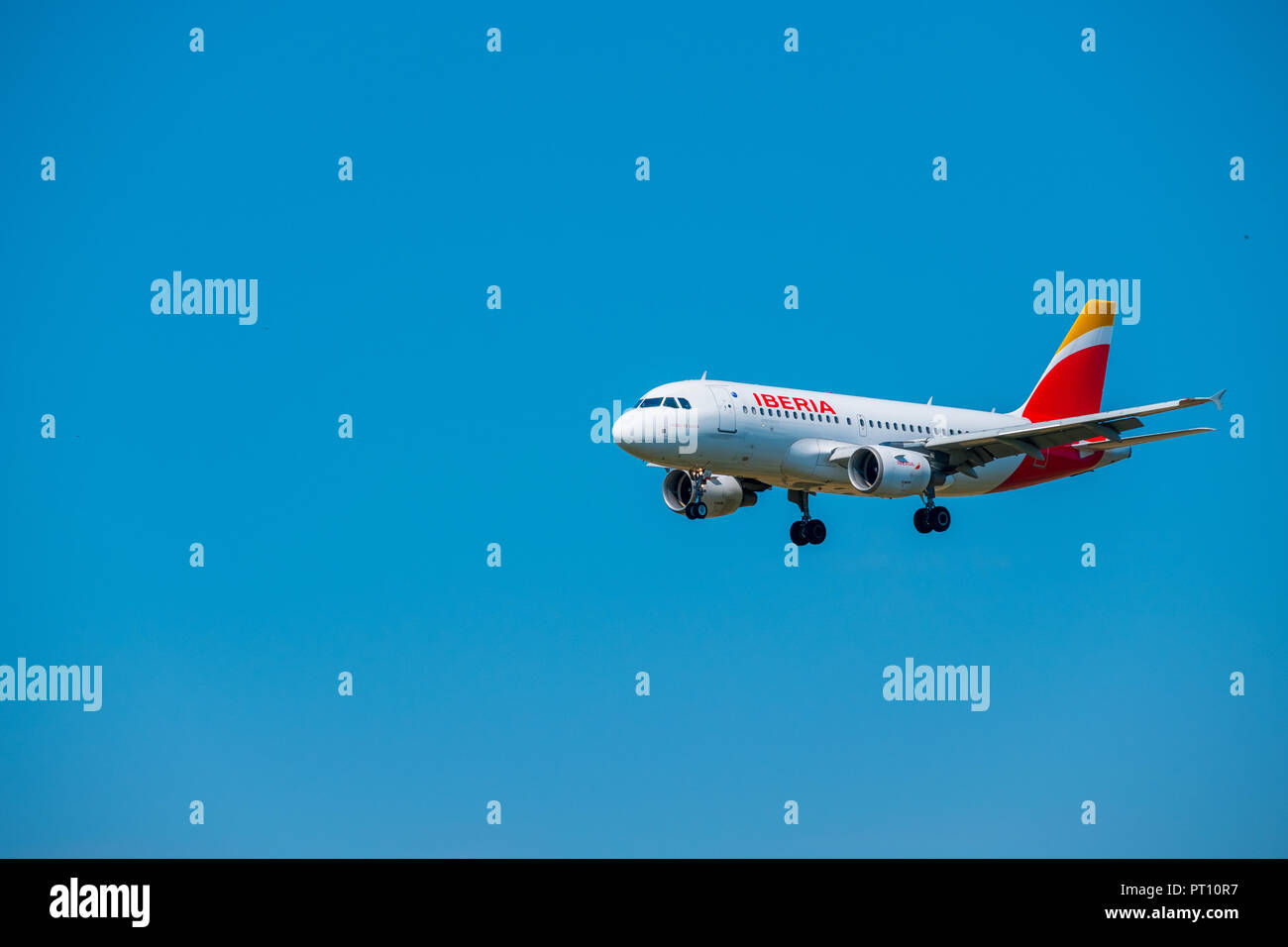 Zurigo, Svizzera - Luglio 19, 2018: Iberia airlines aereo preparando per lo sbarco a tempo di giorno a Zurigo aeroporto nternational Foto Stock