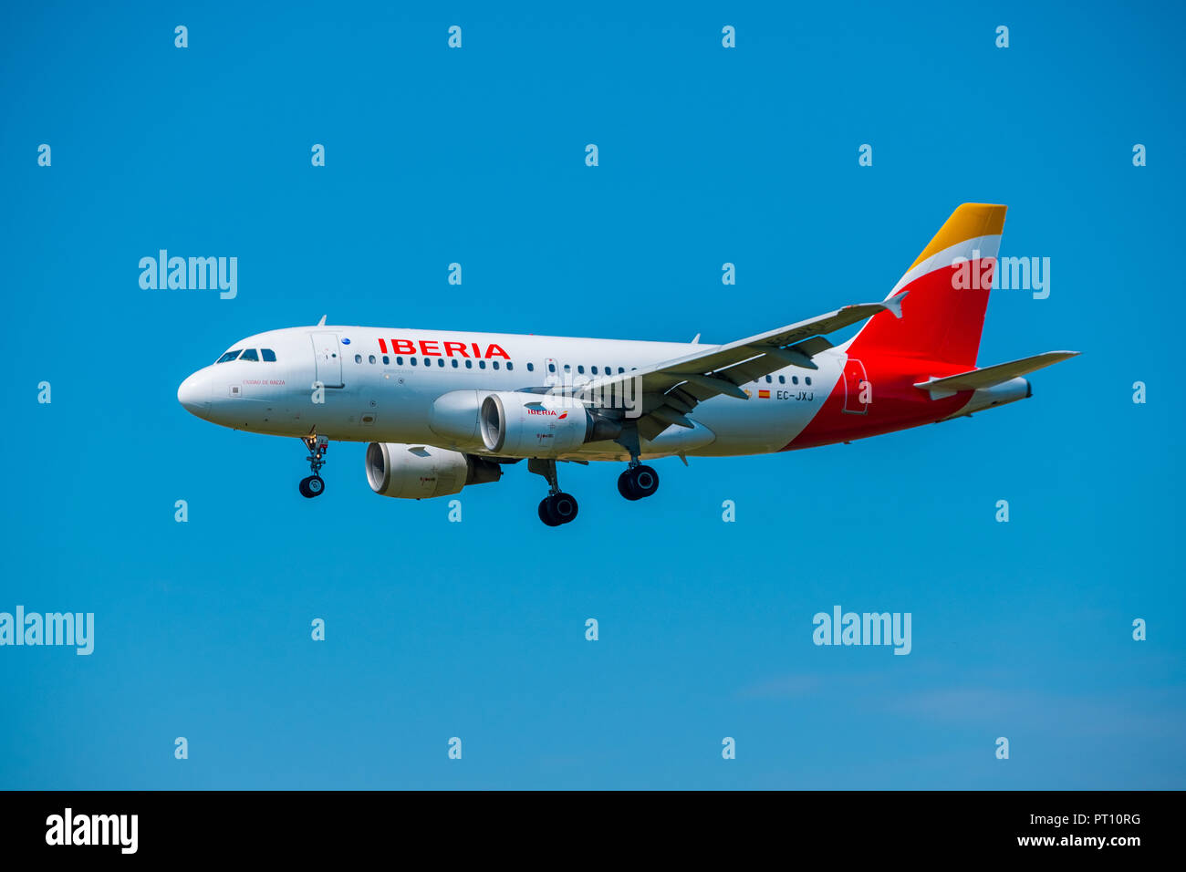 Zurigo, Svizzera - Luglio 19, 2018: Iberia airlines aereo preparando per lo sbarco a tempo di giorno a Zurigo aeroporto nternational Foto Stock