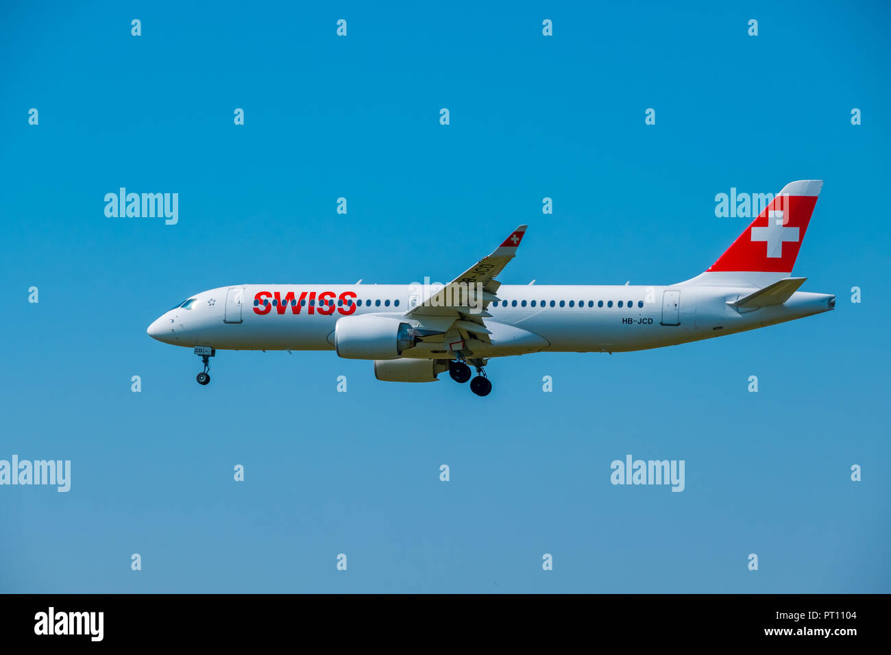 Zurigo, Svizzera - Luglio 19, 2018: Swiss Airlines aereo preparando per lo sbarco a tempo di giorno in aeroporto internazionale Foto Stock