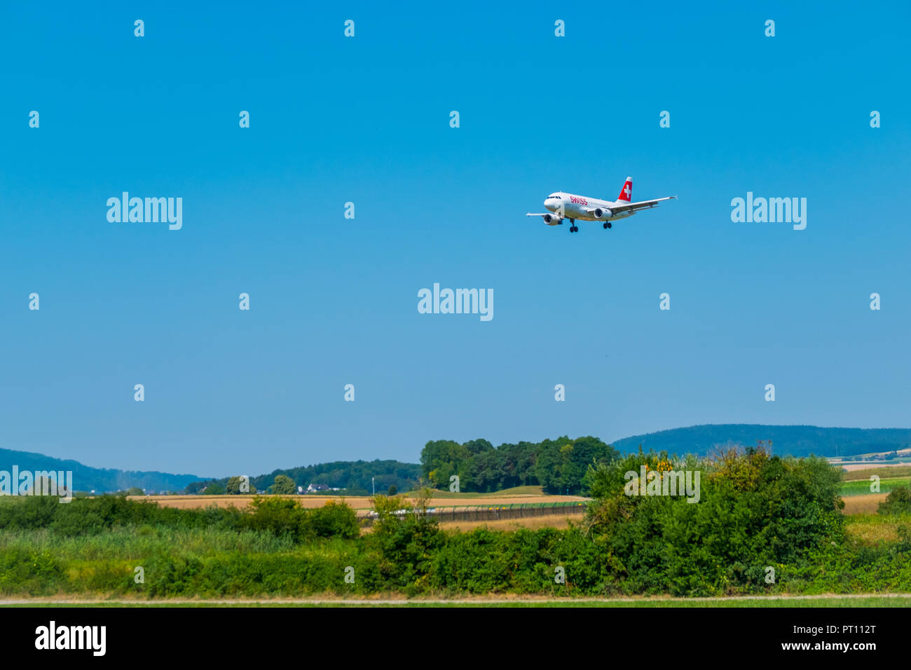 Zurigo, Svizzera - Luglio 19, 2018: Swiss Airlines aereo preparando per lo sbarco a tempo di giorno in aeroporto internazionale Foto Stock