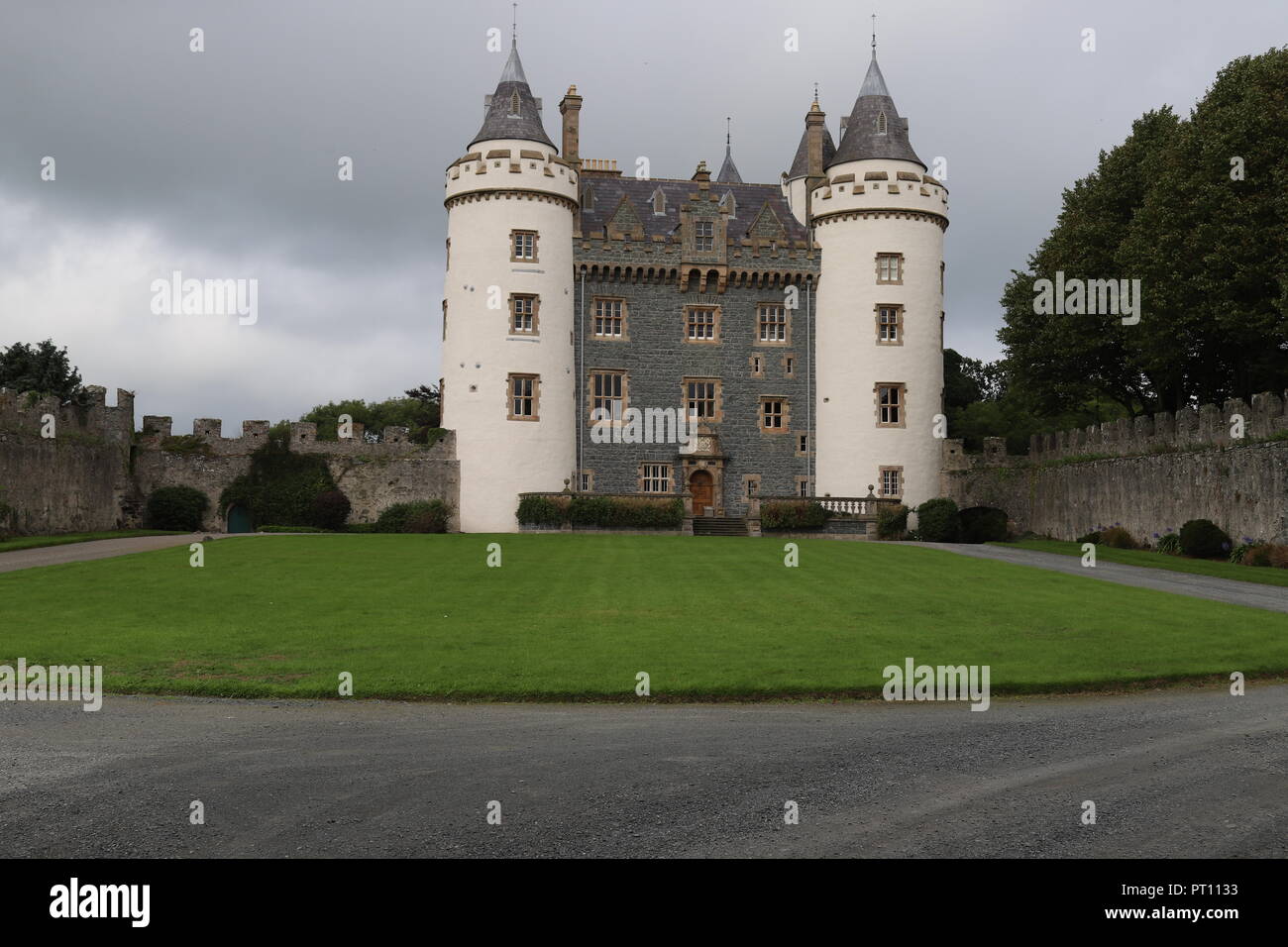 Veduta della facciata del castello di Killyeagh dal suo cortile gated, Killyeagh, Downpatrick, County Down, Irlanda del Nord, Regno Unito Foto Stock
