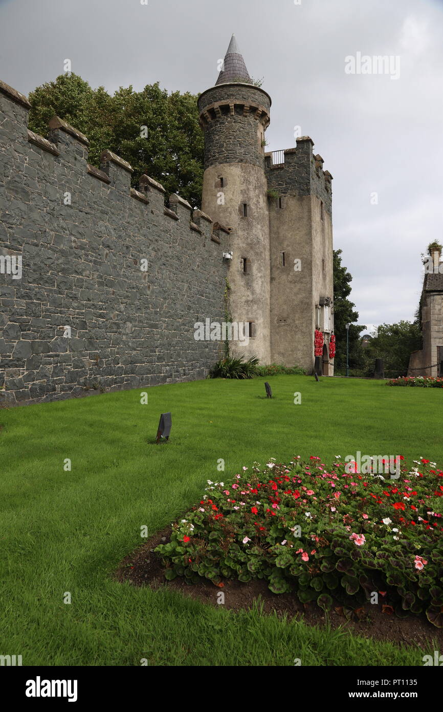Area anteriore e ingresso al castello di Killyeagh, Killyeagh, County Down, Irlanda del Nord, Regno Unito Foto Stock