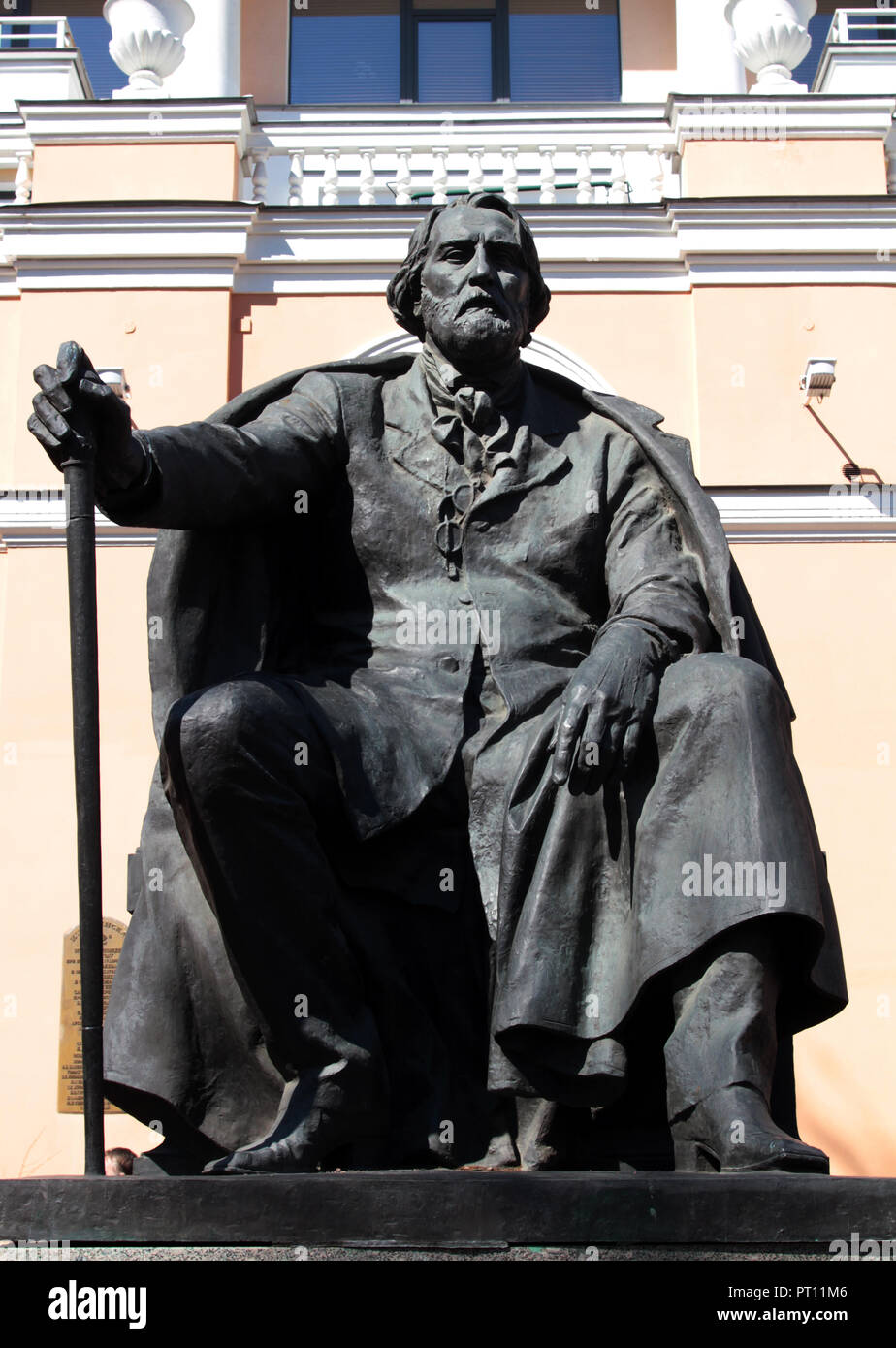 Una grande statua del grande scrittore russo, poeta e drammaturgo, Ivan Turgenev a San Pietroburgo, Russo. Foto Stock