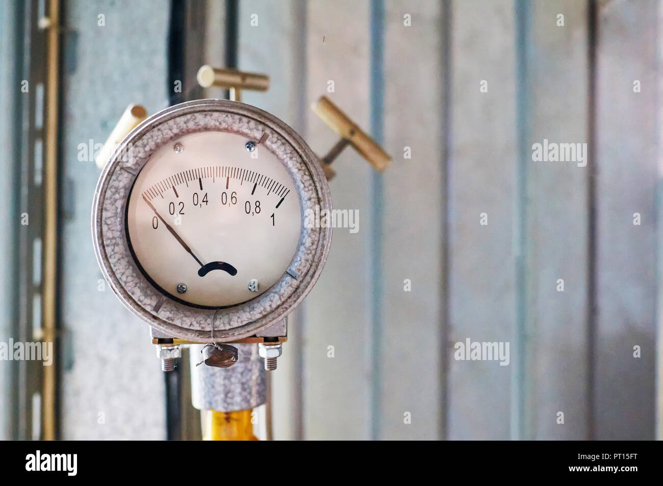 Il manometro mostra zero montato sulla tubazione di gas di colore giallo. Foto Stock