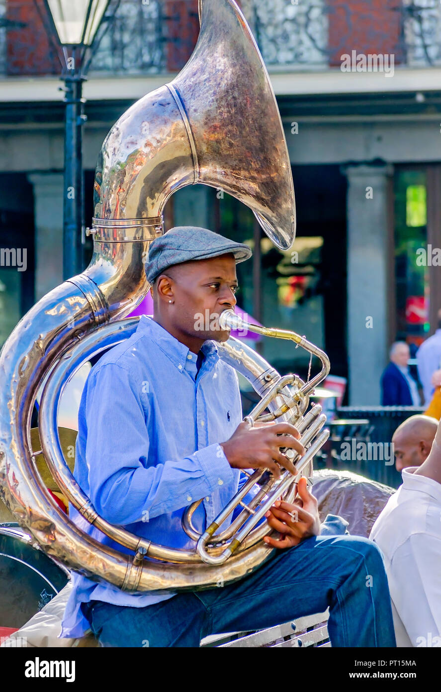 Un musicista di strada svolge una tuba nel Quartiere Francese, nov. 15, 2015, New Orleans, in Louisiana. (Foto di Carmen K. Sisson/Cloudybright) Foto Stock