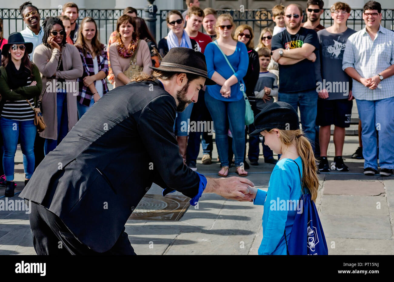 Un mago esegue un trucco di magia per i turisti in Jackson Square, nov. 11, 2015, New Orleans, in Louisiana. (Foto di Carmen K. Sisson/Cloudybright) Foto Stock