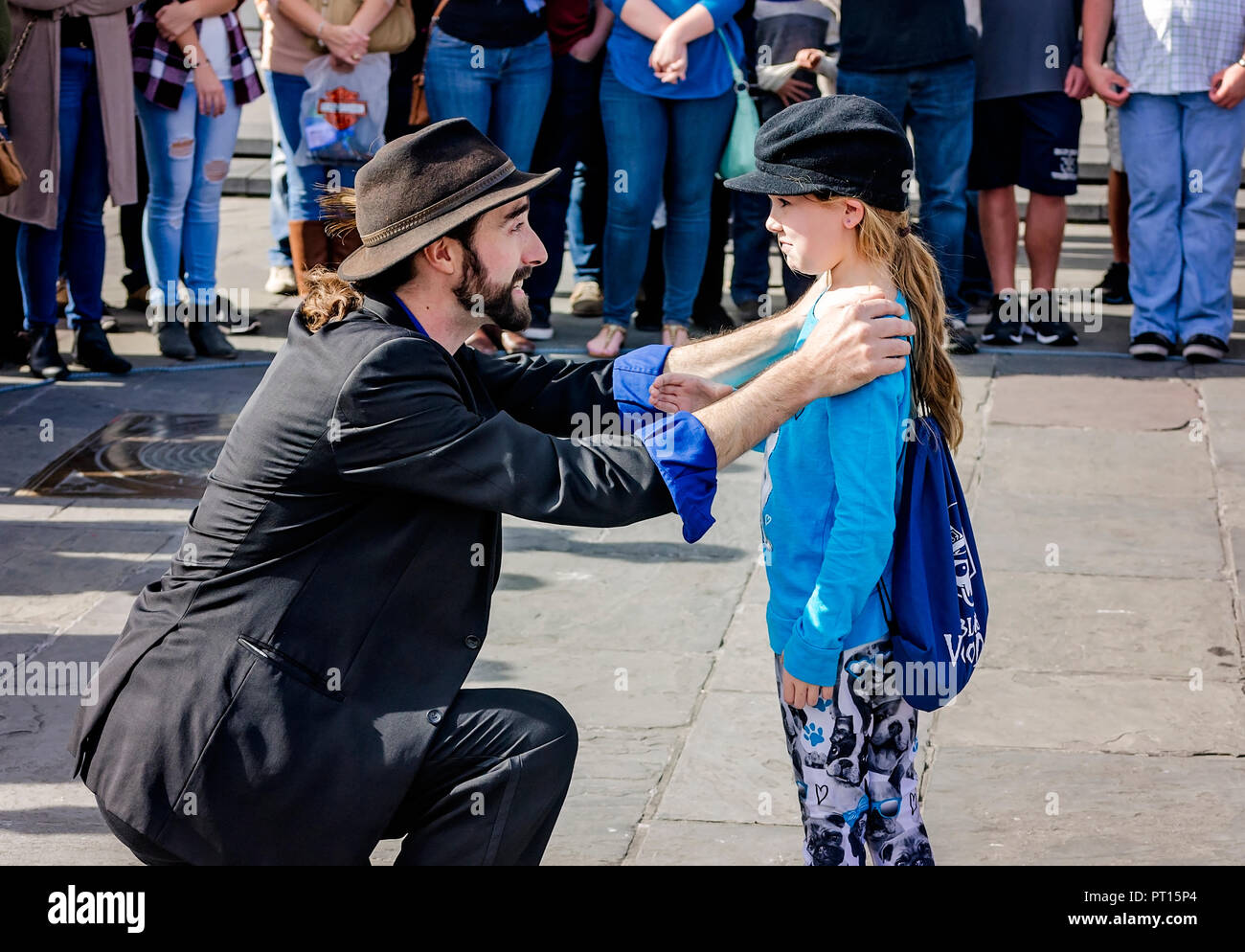 Un mago esegue trucchi di magia per i turisti in Jackson Square, nov. 11, 2015, New Orleans, in Louisiana. (Foto di Carmen K. Sisson/Cloudybright) Foto Stock