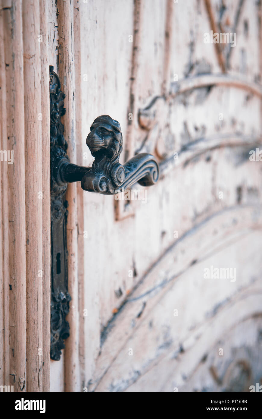 Maniglia decorativo sulla porta di legno. Foto Stock