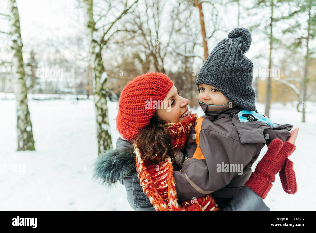 Madre e figlio nella neve Foto Stock