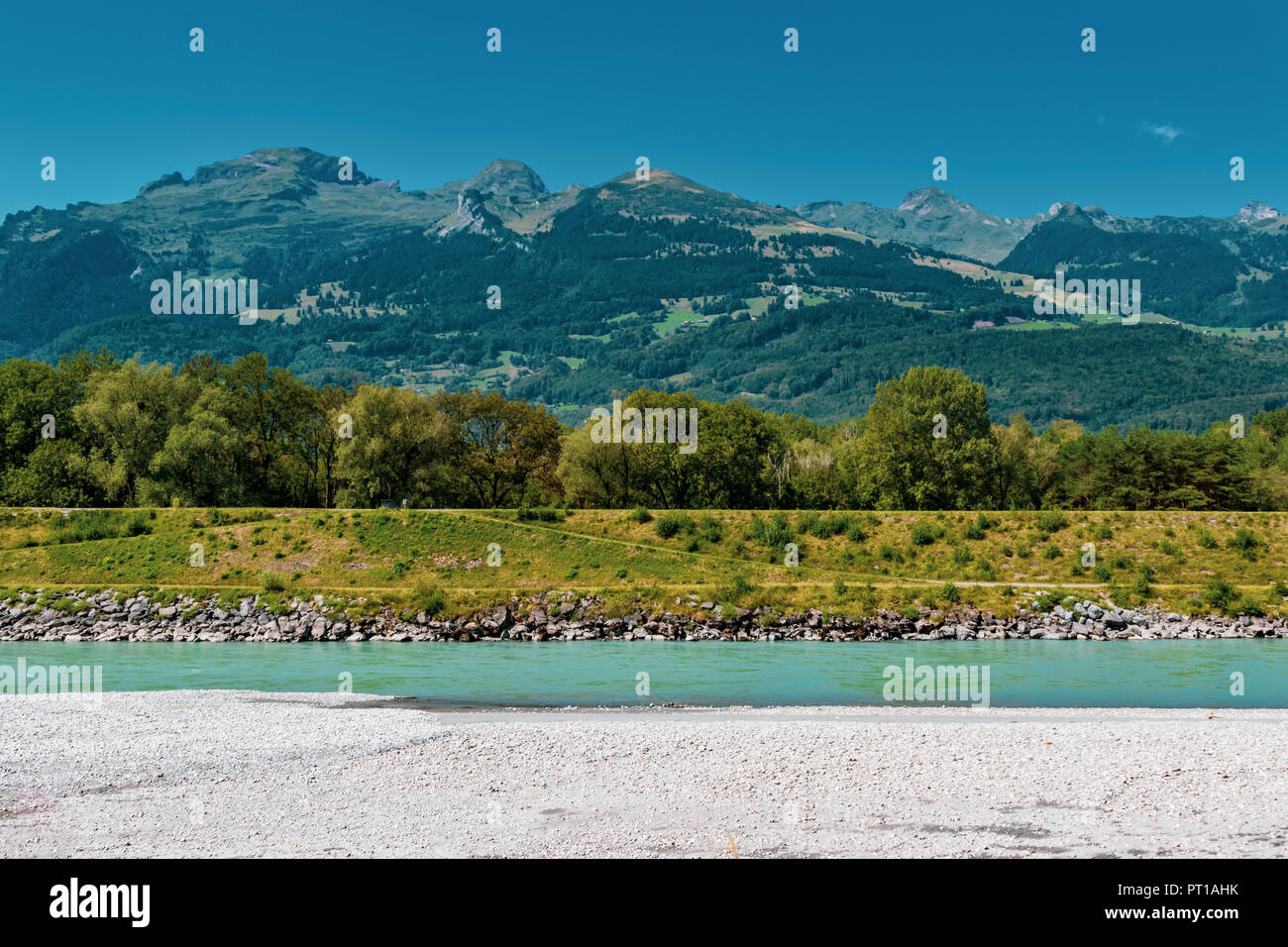 Una vista sul fiume Reno al confine da Vaduz, Liechtenstein in Svizzera Foto Stock