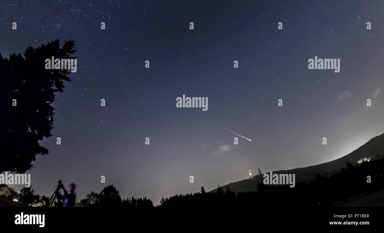 Germania, Hesse, Hochtaunuskreis, luminoso Perseid Meteor burning out su gamme di Taunus Foto Stock