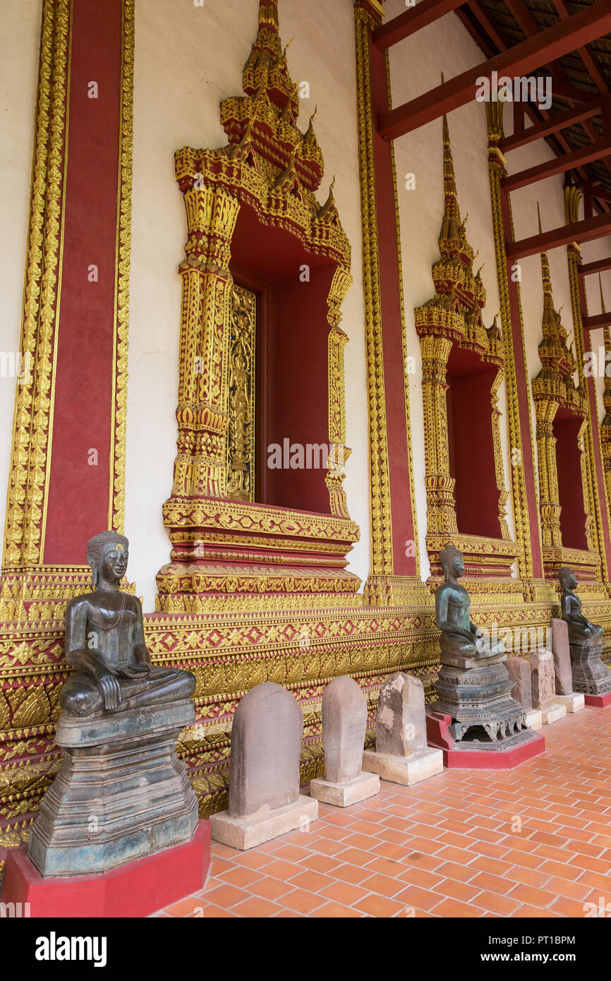 Statue di Buddha e abbellita da parete in corrispondenza di Haw Wat Phra Kaew (Haw Pha Kaew, Hor Pha Keo, Ho Prakeo), un ex tempio di Vientiane, Laos, costruito una prima volta nel 1565. Foto Stock
