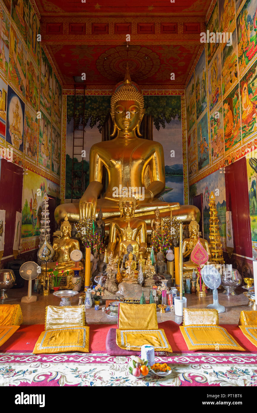 Altare e molti Golden Statue di Buddha all'interno decorativo di Wat Mixai (Mixay) ("Tempio della Vittoria') in Vientiane, Laos. Foto Stock