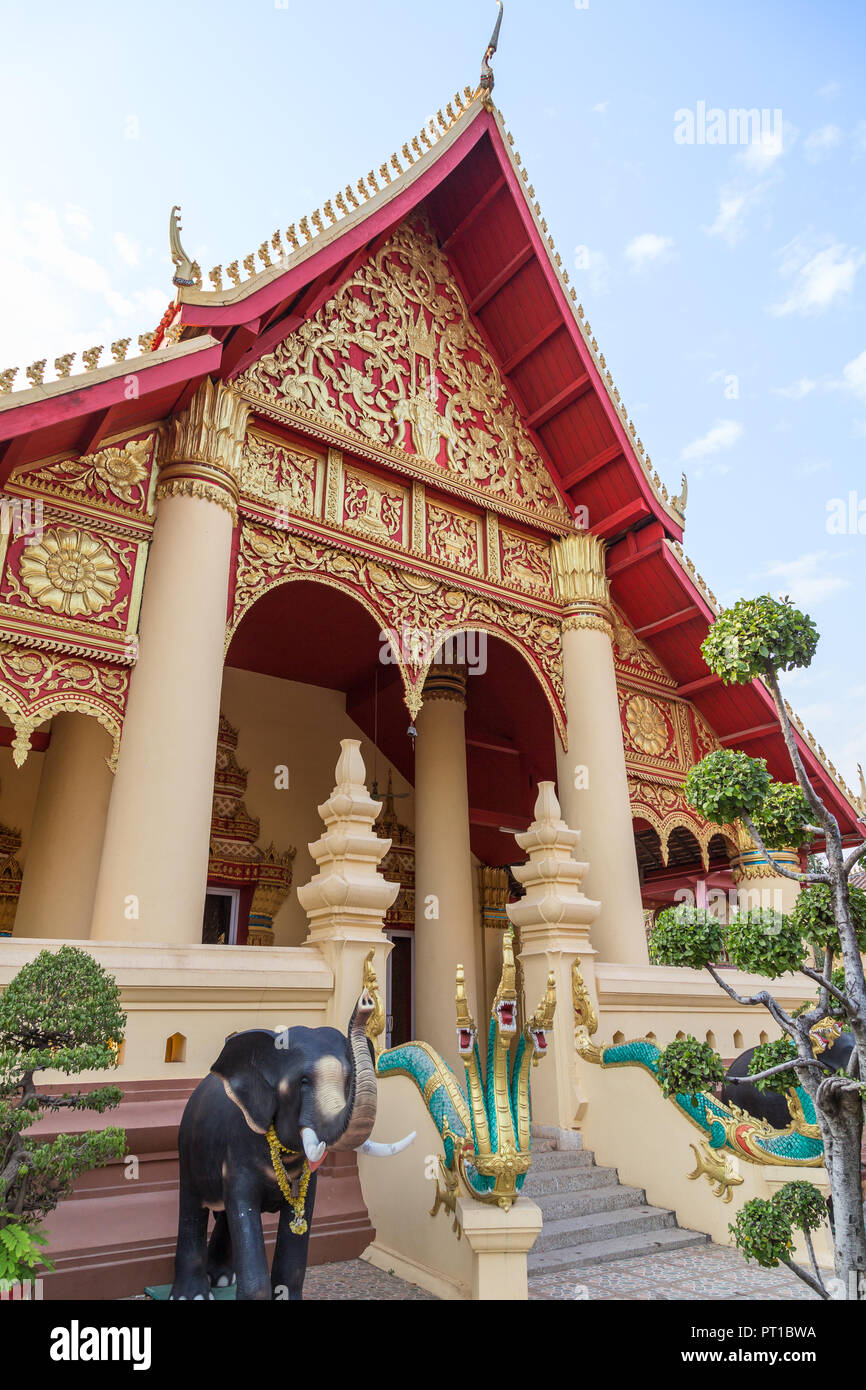 Facciata ornata di wat Buddhisti Chanthaburi (Chanthaboury) tempio di Vientiane, Laos, in una giornata di sole. Foto Stock