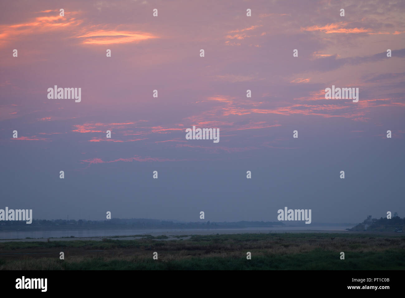 Il fiume Mekong, riverbank e bellissimo cielo colorato al tramonto in Vientiane, Laos. Copia dello spazio. Foto Stock