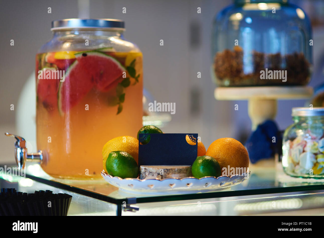 Vasetto di limonata fresca e frutta Foto Stock