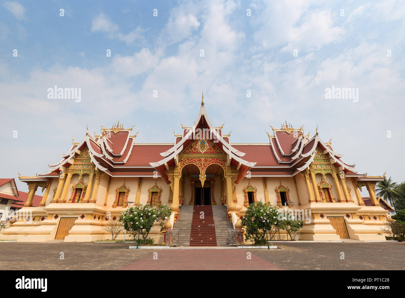Hor buddista Dhammasabha convention hall di Wat That Luang Neau tempio di Vientiane, Laos, in una giornata di sole. Copia dello spazio. Foto Stock