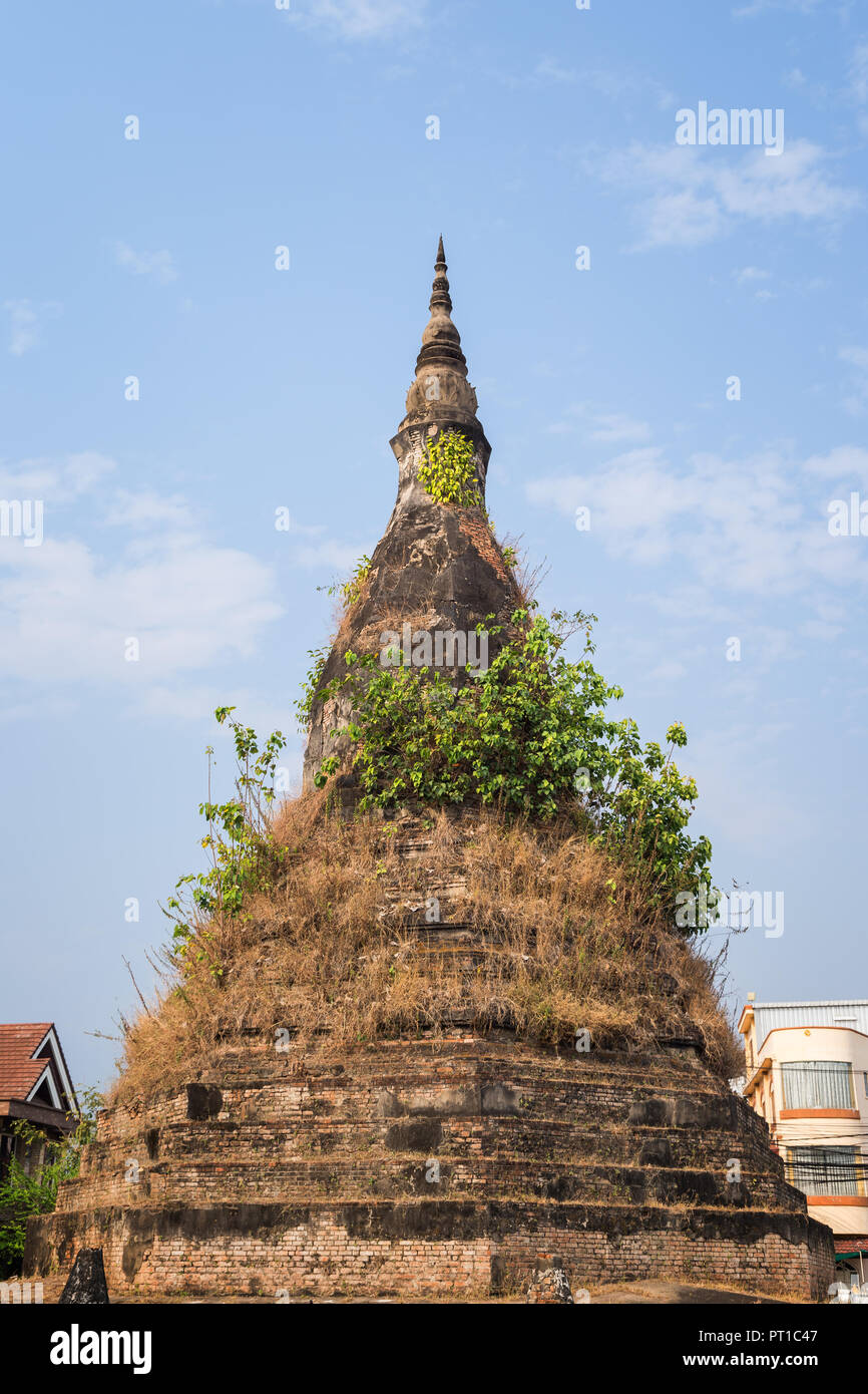 Il vecchio e di età che Dam (Stupa nero) in Vientiane, Laos, in una giornata di sole. Foto Stock
