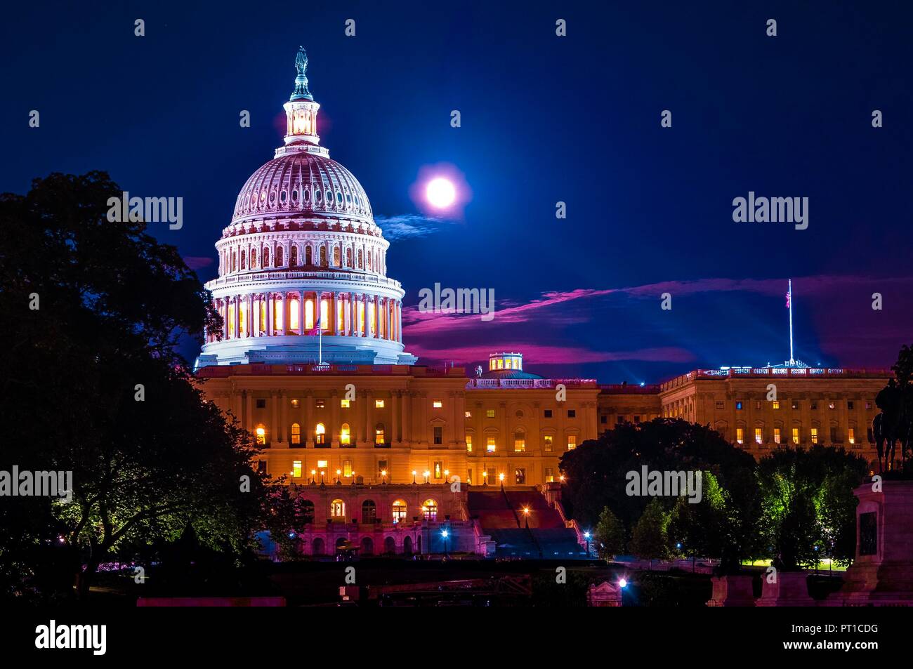Tempo di esposizione di ingresso anteriore del Stati Uniti capitale edificio in Washington DC di notte con la luna piena e nuvole in background Foto Stock
