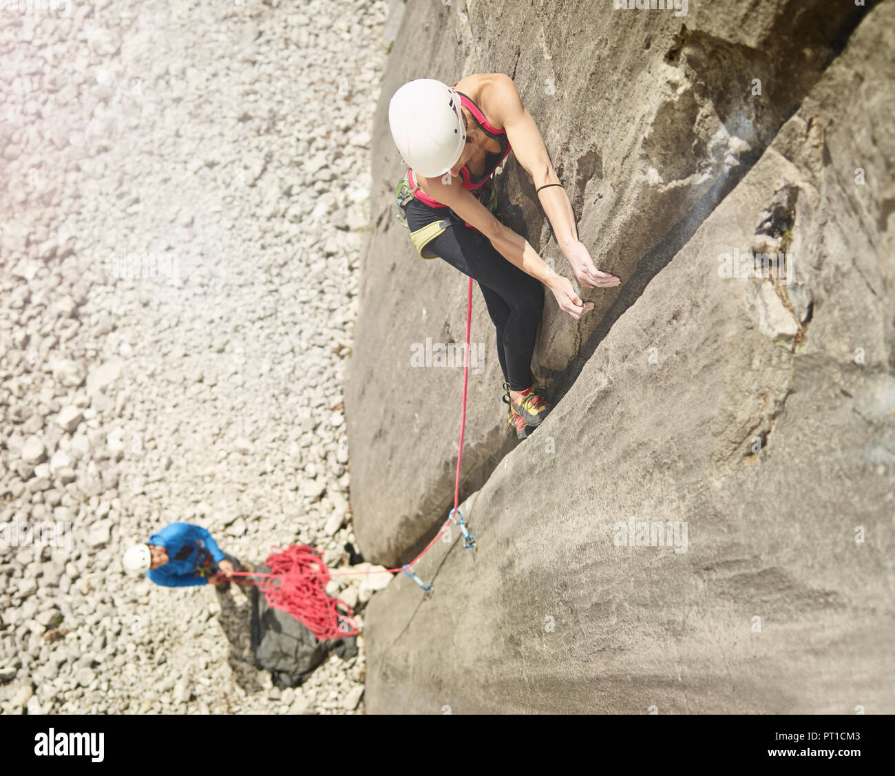 Austria, Innsbruck, Martinswand, donna di arrampicata in parete di roccia Foto Stock